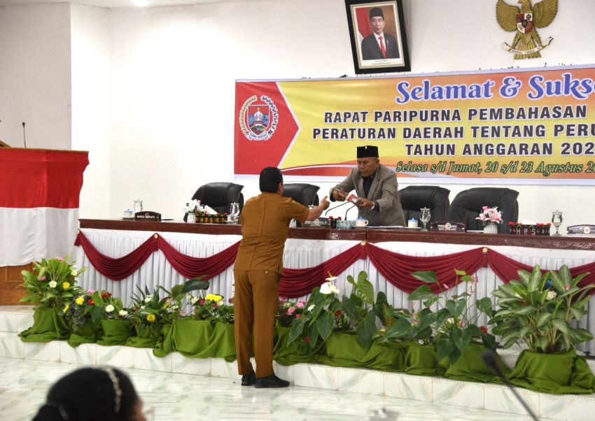 Bupati Humbahas Sampaikan Nota Pengantar Keuangan Ranperda P-APBD 2024