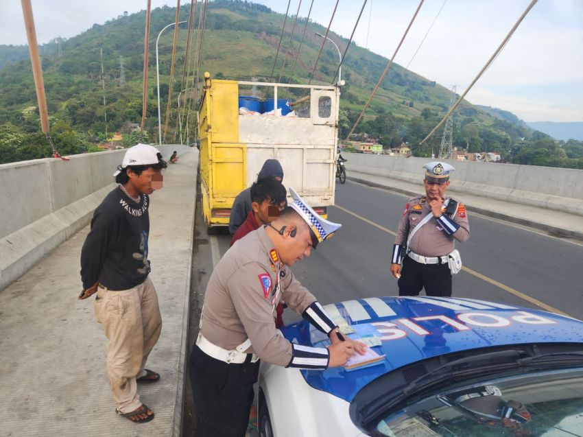 Sat Lantas Polres Samosir Tindak Pengendara Truk di Jembatan Tano Ponggol Parkir Sembarangan