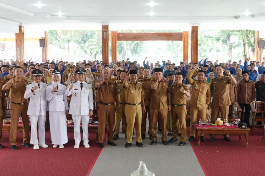 Penyematan Secara Simbolis Seragam Kepala Lingkungan Se Kota Binjai