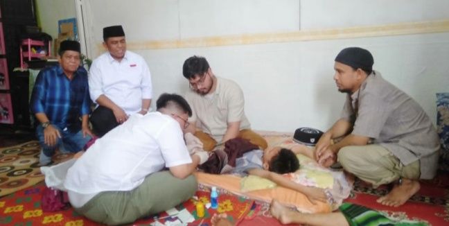 Calon Wakil Wali Kota Medan Abdul Rani Bantu Khitan Anak Warga di Kelurahan Sei Babura