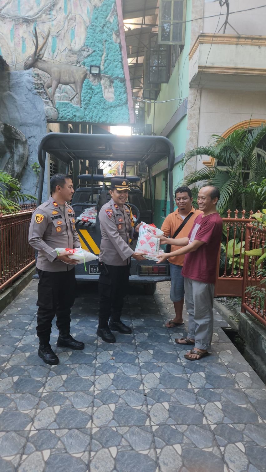 Polres Tanjung Balai Laksanakan Jumat Berkah Berikan Bantuan Beras ke Pada Pastor di Gereja