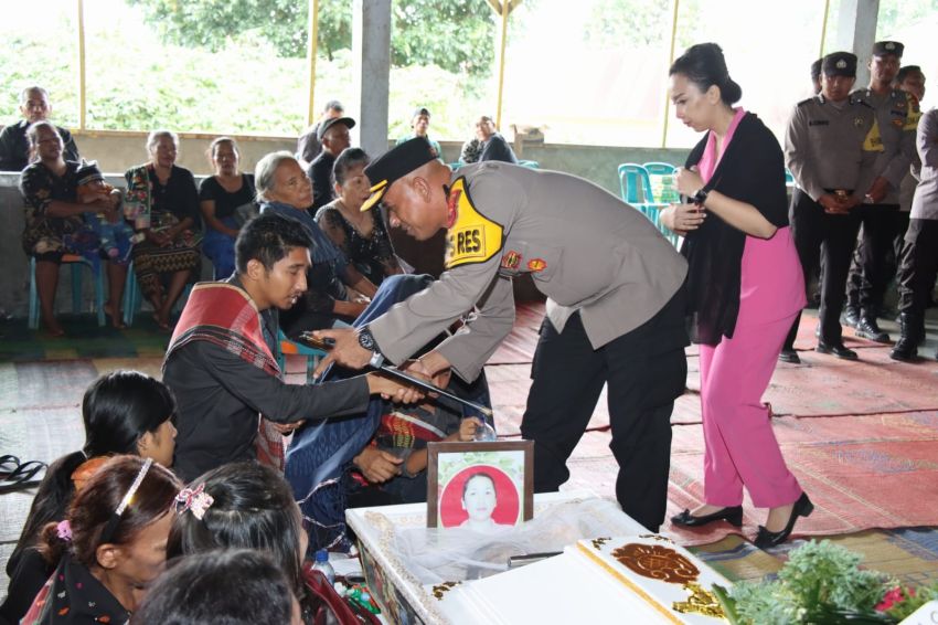 Istri Kasat Binmas Polres Pakpak Bharat, Keluarga Besar Polres Pakpak Bharat Melayat Kerumah Duka