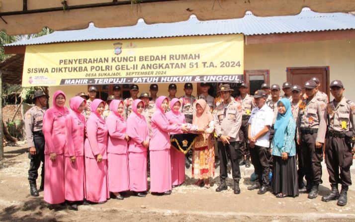 Siswa SPN Hinai Polda Sumut Bedah Rumah Orang Tua Hidup Sebatang Kara