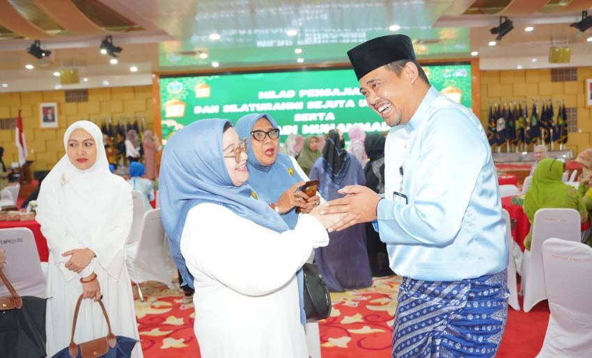 Hadiri Pengajian Silaturahmi Sejuta Umat, Ibu-ibu Heboh Minta Foto Bareng Bobby Nasution