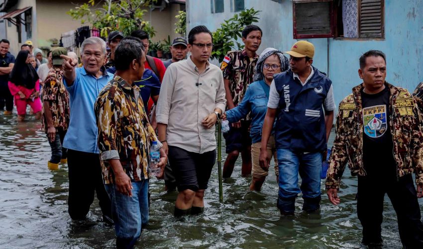 Rico Waas Tinjau Dan Bantu Warga Terdampak Banjir di Medan Labuhan