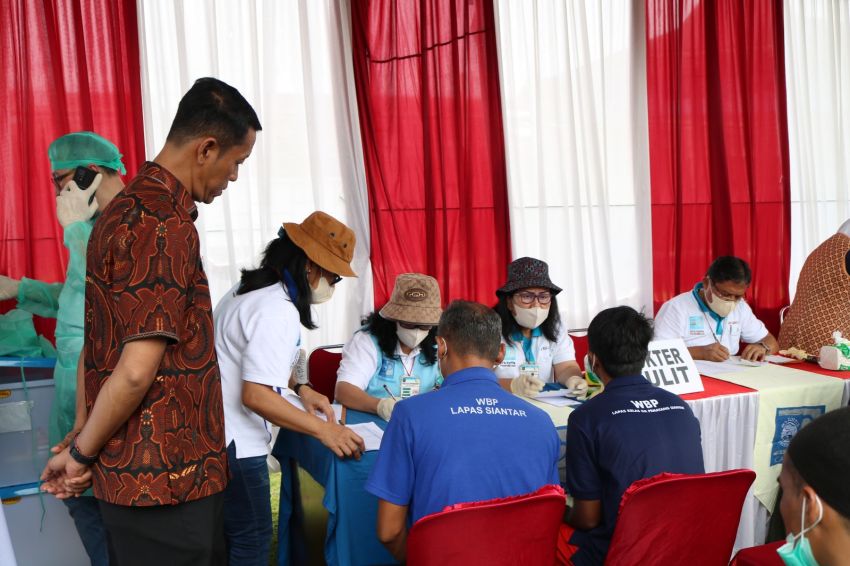 Lapas Kelas IIA Pematangsiantar Bersama Dr’s Koffie Foundation Periksa Kesehatan & Perobatan Gratis Kepada Warga Binaan