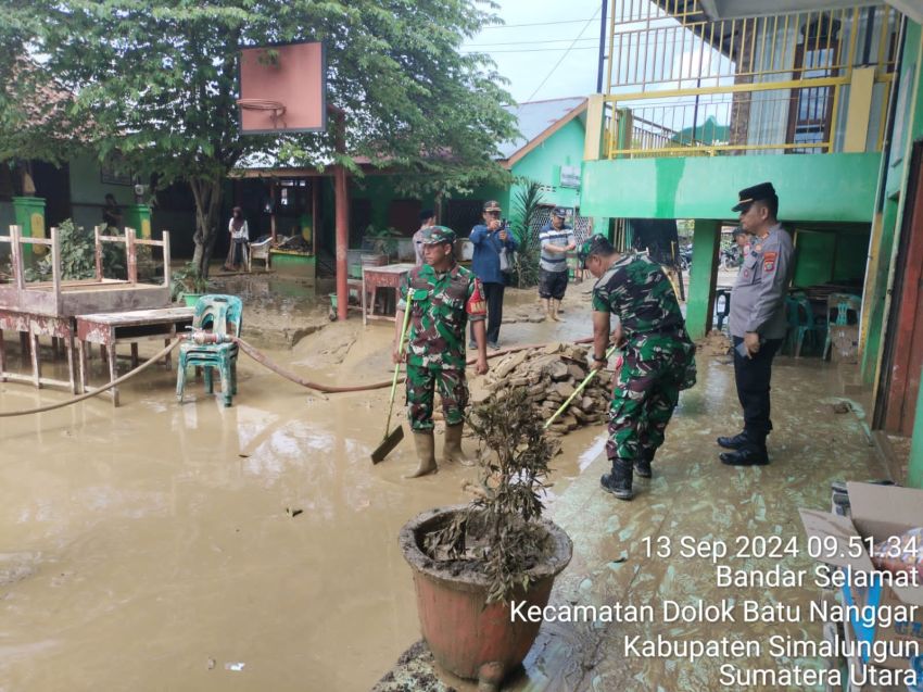 TNI-Polri & Pemerintah Dolok Batu Nanggar Bantu Evakuasi Korban Banjir