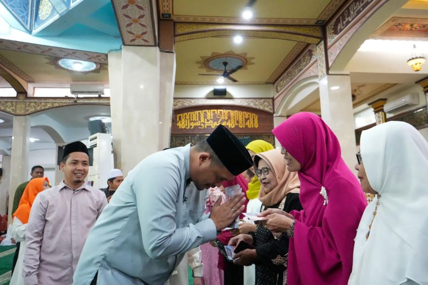 Ikut Pengajian Akbar, Bobby Nasution Beri Hadiah Umrah pada Anggota Majelis Taklim Al Ikhlas Medan Barat