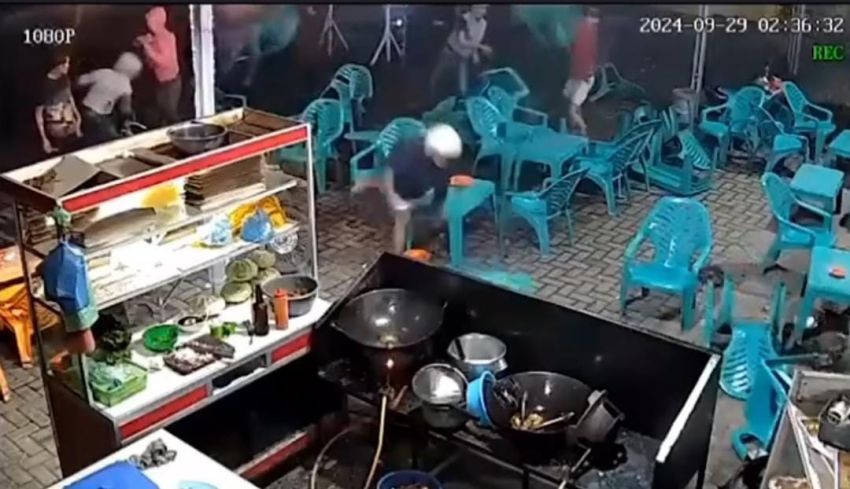 Ngeri! Gerombolan Diduga Geng Motor Bersajam Serang Warung Makan di Deli Serdang, 2 Motor Dicuri