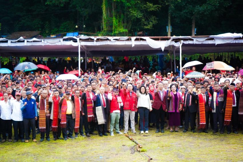 Tim Pemenangan dan Relawan Satika-Sarlandy Kecamatan Tarutung - Siatas Barita Dilantik, Satika : Dengan Kasih, Kita Akan Raih Kemenangan