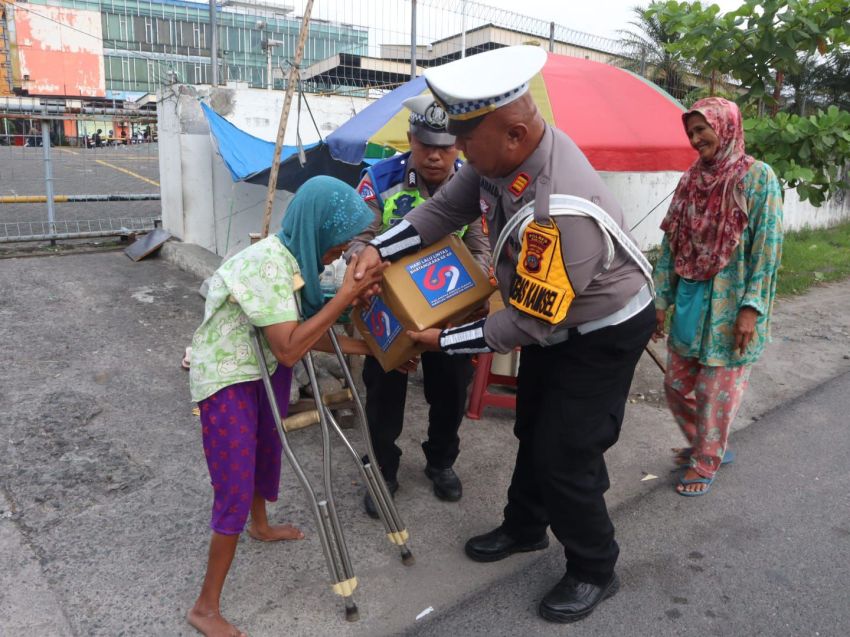 Sat Lantas Polres Binjai Berikan Bantuan Sosial Ke Masyarakat