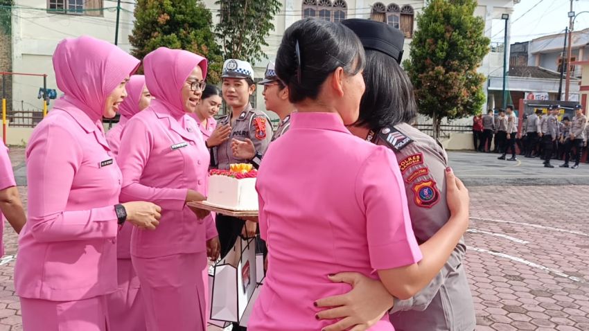 Polwan Polres Samosir Terima Kejutan dari Bhayangkari pada HUT Polwan ke-76