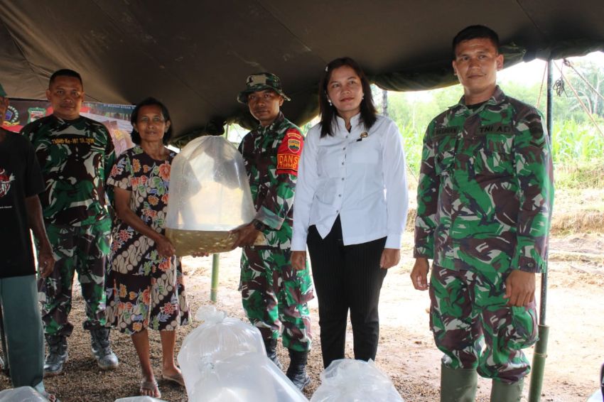 Tingkatkan Perekonomian Masyarakat, Satgas TMMD Bantu Bibit Ikan Kepada Kelompok Tani di Tanjung Pinggir