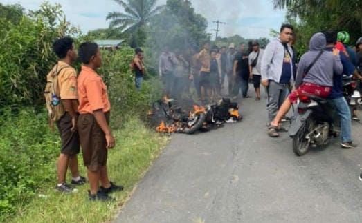 Diduga Anggota Geng Motor Tusuk Tangan Pesepeda di Durin Tonggal, Warga Emosi Bakar Sepeda Motor Pelaku