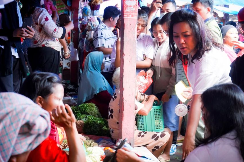 Calon Bupati Satika Simamora Disambut Heboh Warga Saat Blusukan Di Pasar Sarulla Pahae Jae