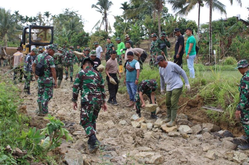 Semangat Gotong-royong, Satgas TMMD Kodim 0207 Simalungun Bersama Masyarakat Bangun Jalan