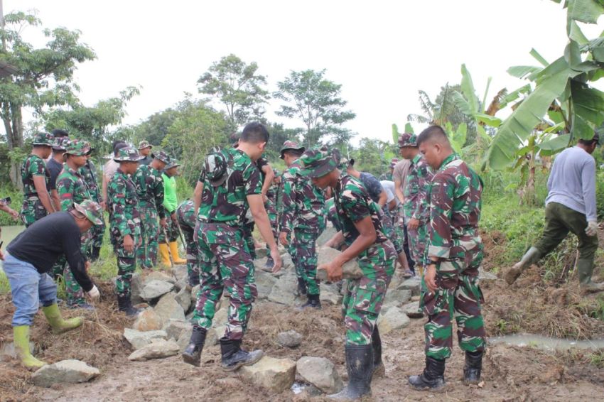 TNI Libatkan 1 SSK Gabungan Dalam TMMD ke 122 Kodim 0207/Simalungun Bagun Jalan