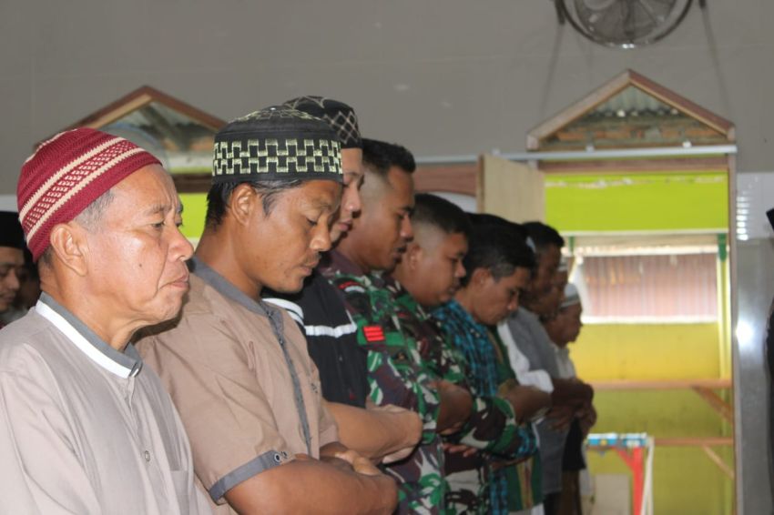 Jalin Kedekatan & Kekeluargaan, Satgas TMMD ke 122 Tunaikan Sholat Jumat Bersama Warga