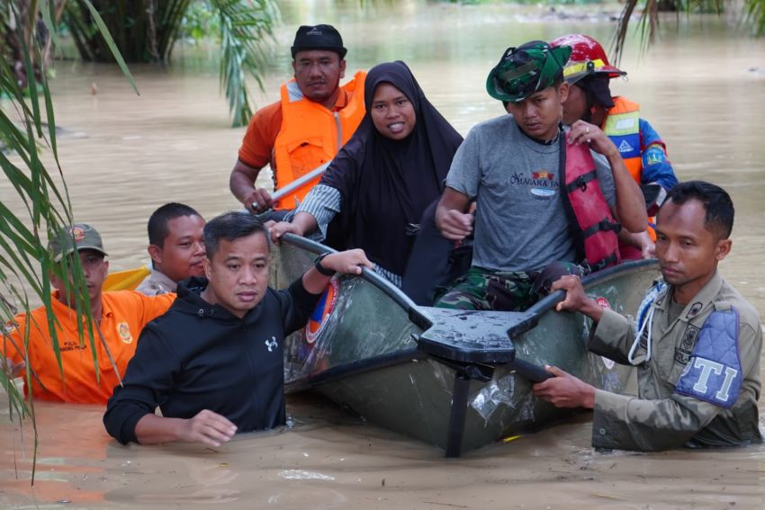 Pj Wali Kota Tebing Tinggi Ikut Evakuasi Ibu Hamil Terjebak Banjir