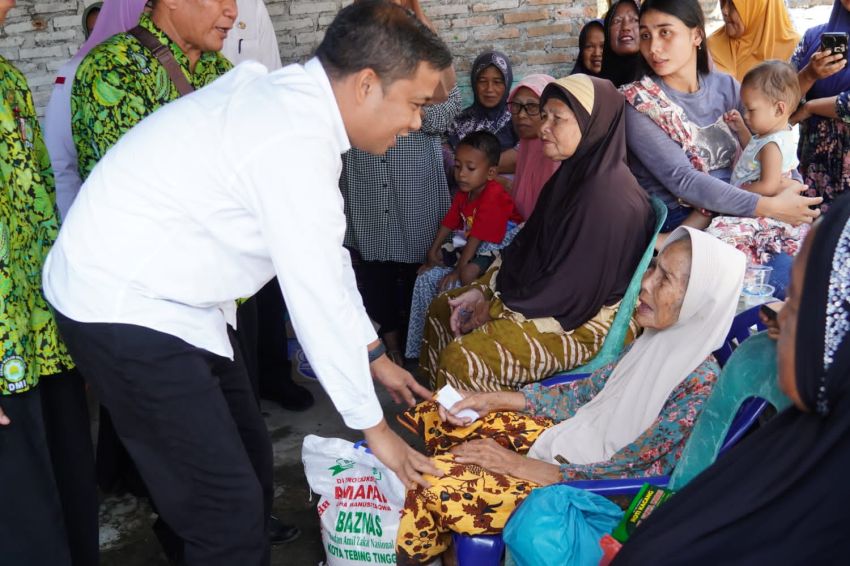 -Pj Wali Kota Tebing Tinggi Bersama Baznas Salurkan Bantuan Kepada Penerima Manfaat