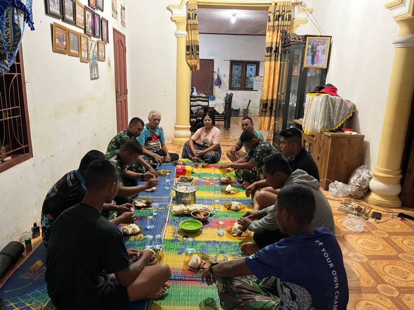 Keakraban Satgas TMMD Makan Malam Bersama Orang Tua Asuh