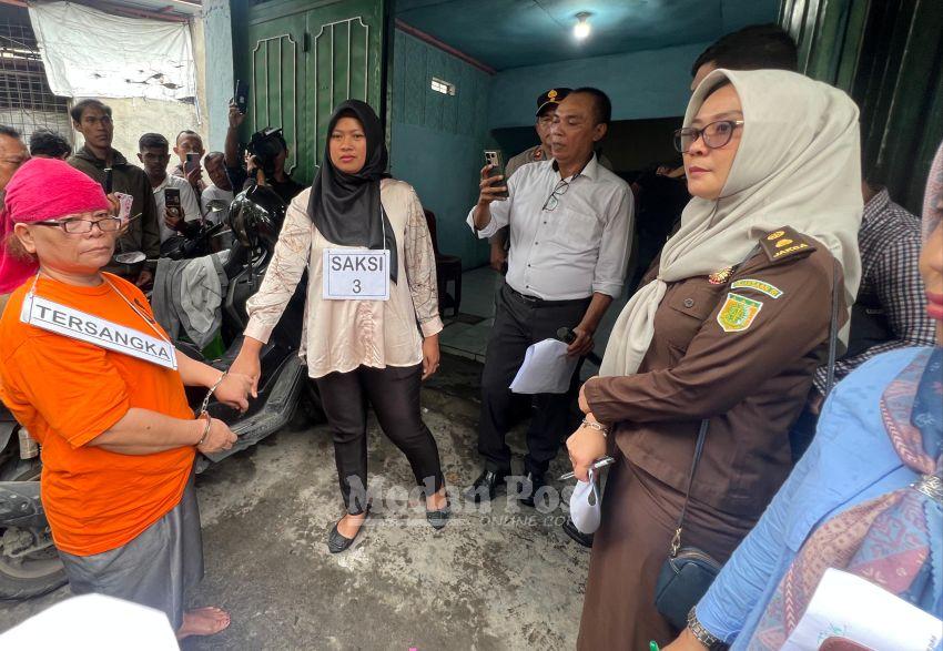 13 Adegan Diperagakan dalam Rekonstruksi Dosen Bunuh Suami di Medan, Tersangka Emosi Ludahi Keluarga Korban