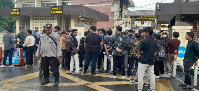 Polrestabes Medan Didemo : Minta Kasus Oknum Calon Bupati Tapteng Diusut