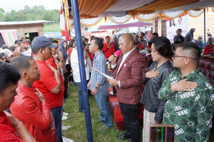 Rapatkan Barisan Untuk Menangkan Satika - Sarlandy, Ketum Nikson Nababan Lantik Pengurus TPS Desa Sitampurung dan Sigumbang