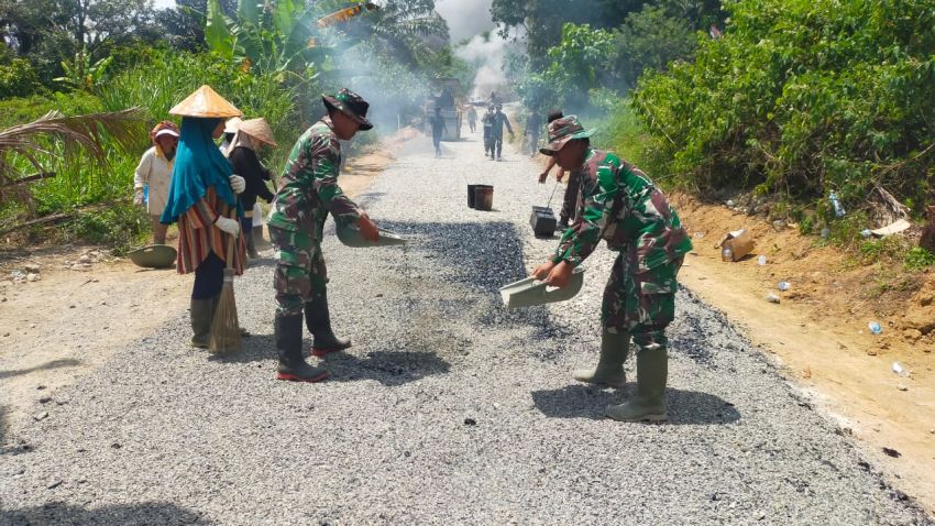 Antusiasme Warga Bersama TNI-Polri 'Membara' pada Kegiatan Pengaspalan Jalan di Tanjung Pinggir