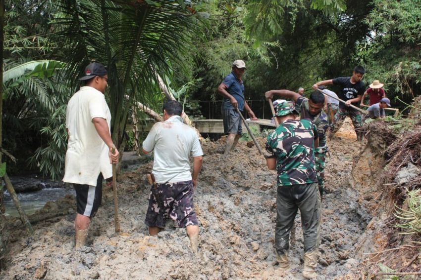 Cepat & Tanggap, Satgas TMMD Bantu Warga Bersihkan & Perbaiki Saluran Irigasi Tertimbun Longsor