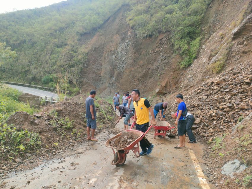 Polsek Jajaran Polres Samosir Cek Lokasi Longsor yang Menutupi Jalan Umum