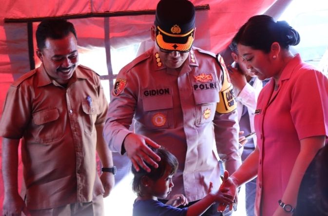 Kapolrestabes Medan Bantu Korban Kebakaran di Bandar Klippa