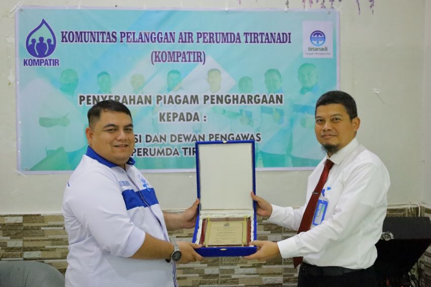 Direksi Perumda Tirtanadi Terima Penghargaan dari Kompatir