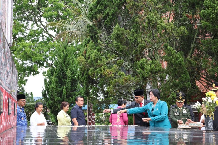 Pj Bupati Toba dan Forkopimda  Ziarah di Makam Sisingamangaraja XII pada Hari Pahlawan