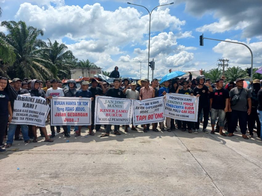 Tuntut Perbaikan Jalan Rusak, Masyarakat Blokir Pintu Masuk Tol Kisaran-Indrapura