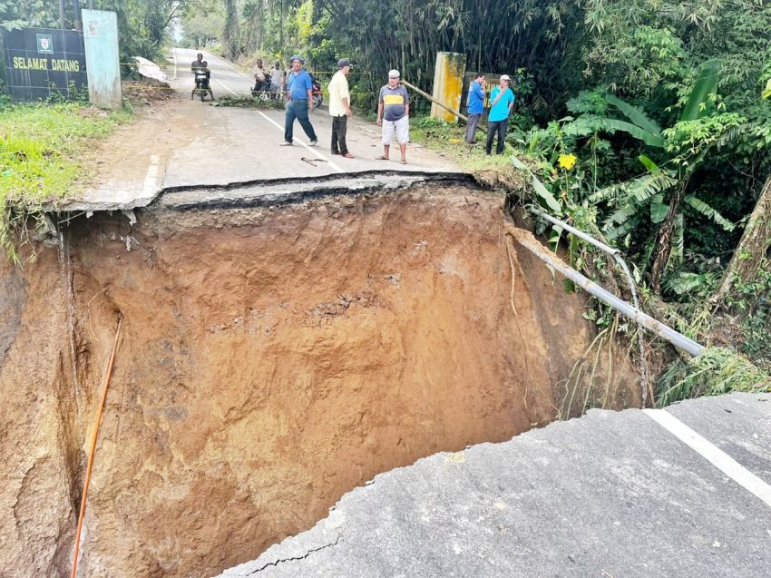 Jalan Provinsi  Penghubung Simalungun ke Asahan Putus Dihantam Banjir