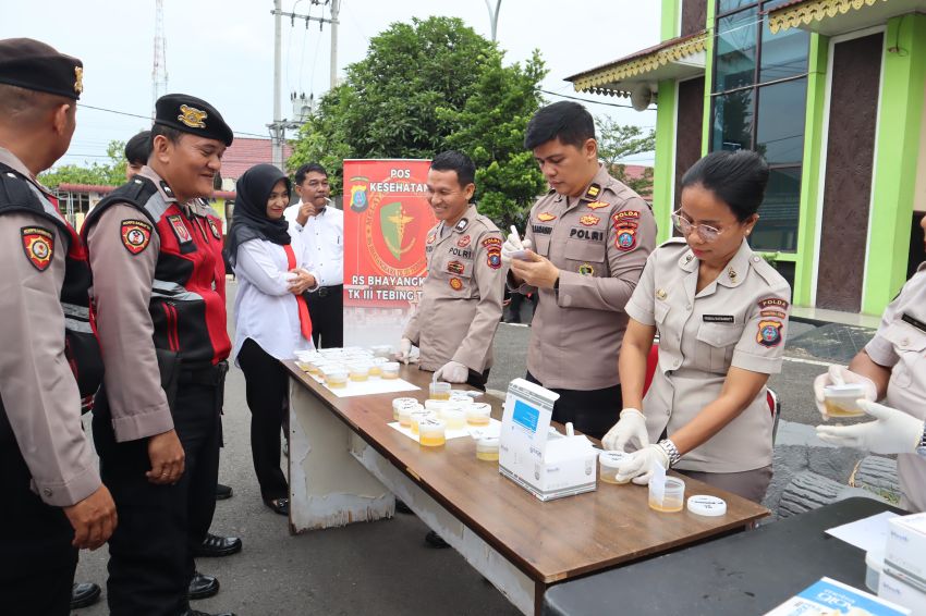 Pastikan Bebas Dari Narkoba, Kapolres Batu Bara Tes Urine Personilnya Secara Mendadak