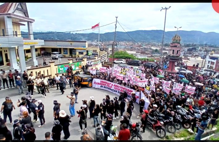 Ribuan Perempuan Tangguh Unjuk Rasa Di Mapolres Taput, Desak Kapolres Tangkap Pelaku Penyebaran Konten Hoaks Asusila