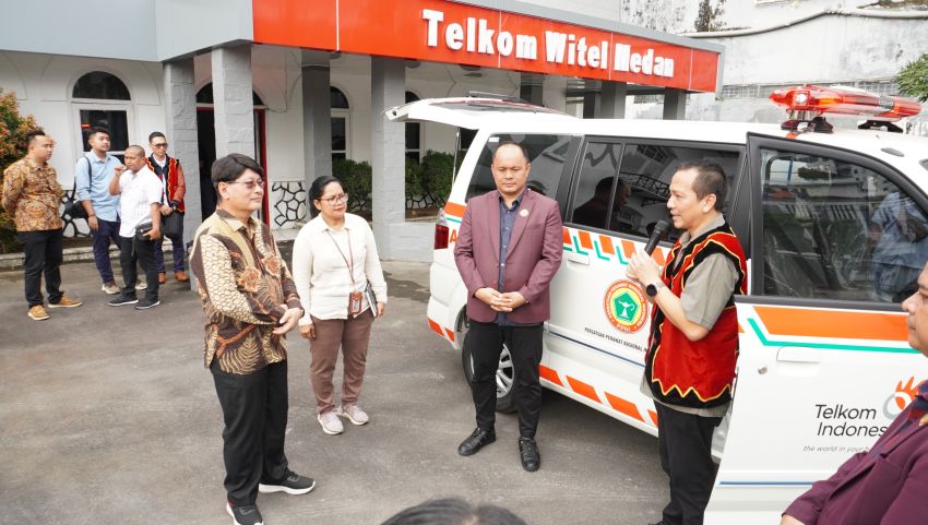 Dukung Layanan Kesehatan Masyarakat Nias Utara, Telkom Regional 1 Serahkan Mobil Ambulance