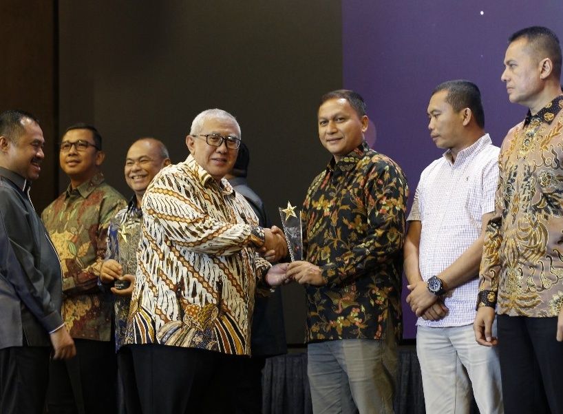 Pj Wali Kota Tebingtinggi Terima Penghargaan Anugerah Sahabat Pers SPS