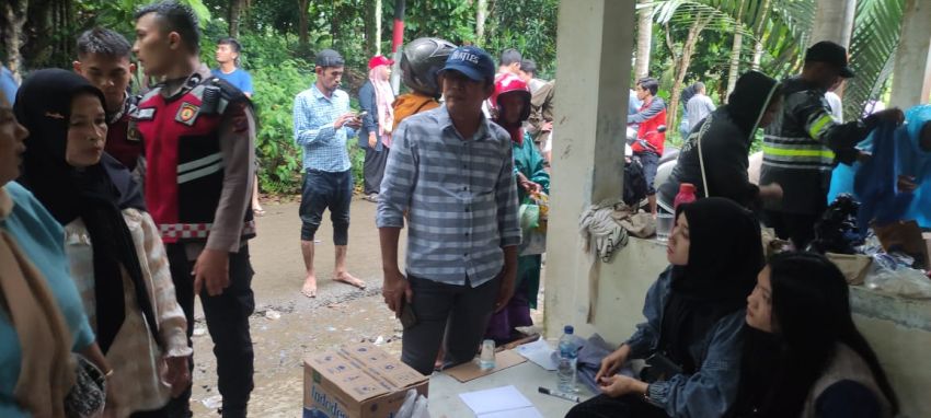 Penrad Siagian Bawa 2 Truk Bantuan Kemensos Ke Korban Banjir Patumbak