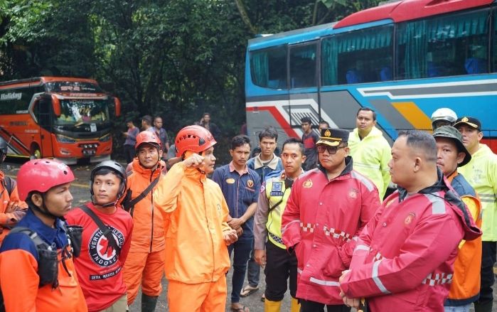 Meski Hujan Deras, Kapolrestabes Medan Tinjau Langsung Pencarian Korban Longsor di Desa Sembahe