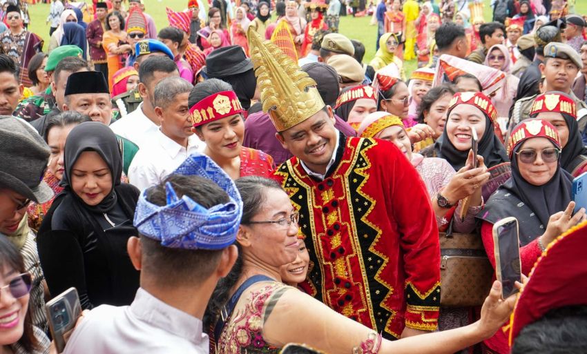 Bersama Belasan Ribu Guru Berbusana Adat Tradisional, Bobby Nasution Peringati Hari Guru Nasional