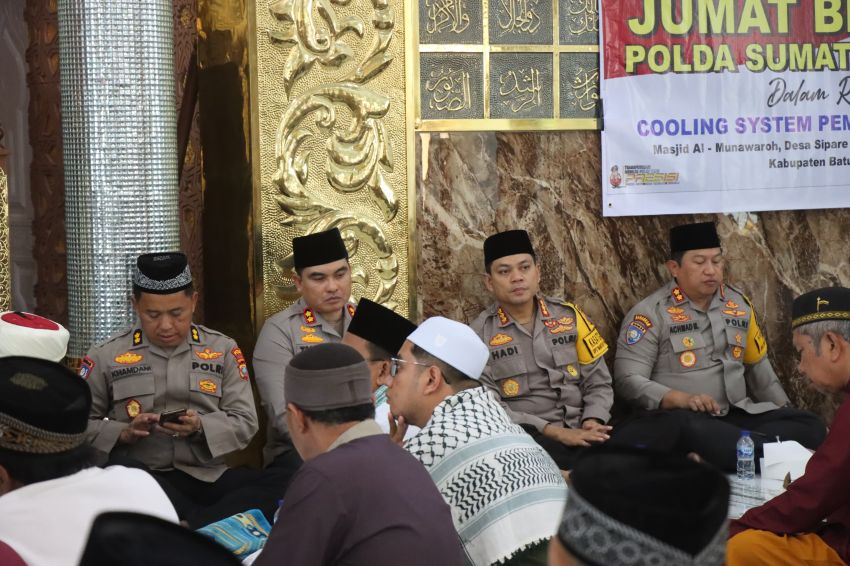 Kapolres Batu Bara Bersama Waka Polda SumutJum'at Berkah Disertai Cooling System di Masjid Al Munawarah Sipare Pare Kecamatan Air Putih