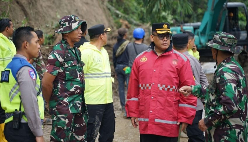 Kapolrestabes Medan Tinjau Longsor di Desa Sembahe : Keselamatan Warga yang Utama