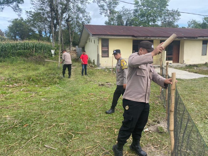 Dukung Program 100 Hari Kerja Presiden, Kapolsek Onanrunggu Siapkan Lahan Untuk Ketahanan Pangan