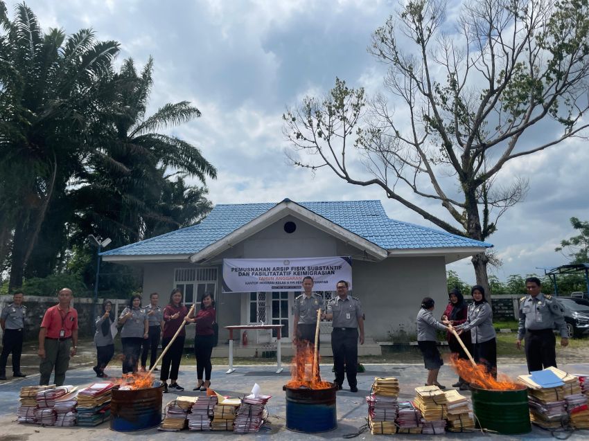 Kantor Imigrasi Kelas II TPI Pematang Siantar Kanwil Kemenkumham Sumut Gelar Pemusnahan Arsip Fisik Substantif dan Fasilitatif Tahun Anggaran 2024