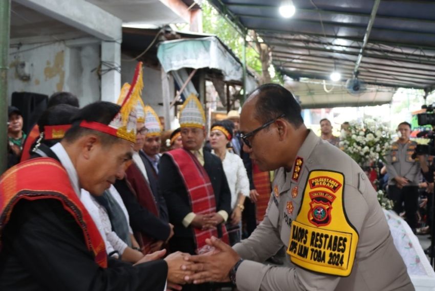 Kapolrestabes Medan Melayat ke Rumah Duka Orang Tua dari Kepala SPKT