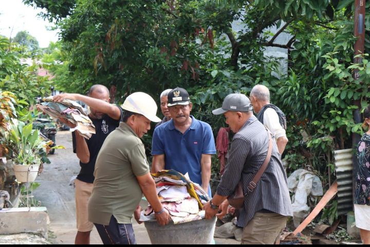 Pemko Binjai Bersama Warga Gotong Royong Bersihkan Sisa Banjir