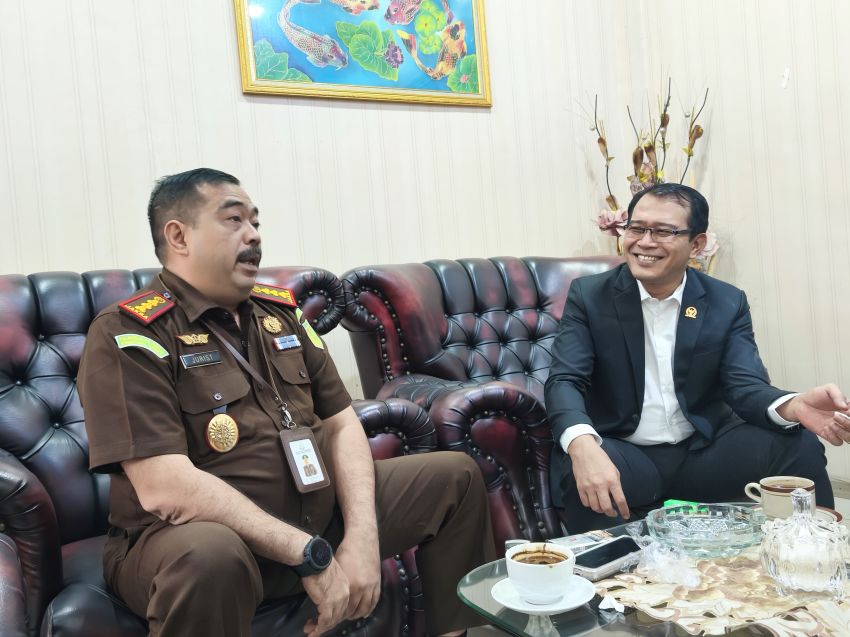 Senator Penrad Siagian dan Kajari Siantar Bahas Berbagai Hal yang Berhubungan dengan Penegakan Hukum